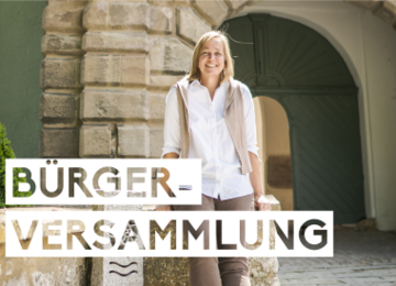 Bürgermeisterin Dr. Dr. Kristina Becker vor dem Schloss